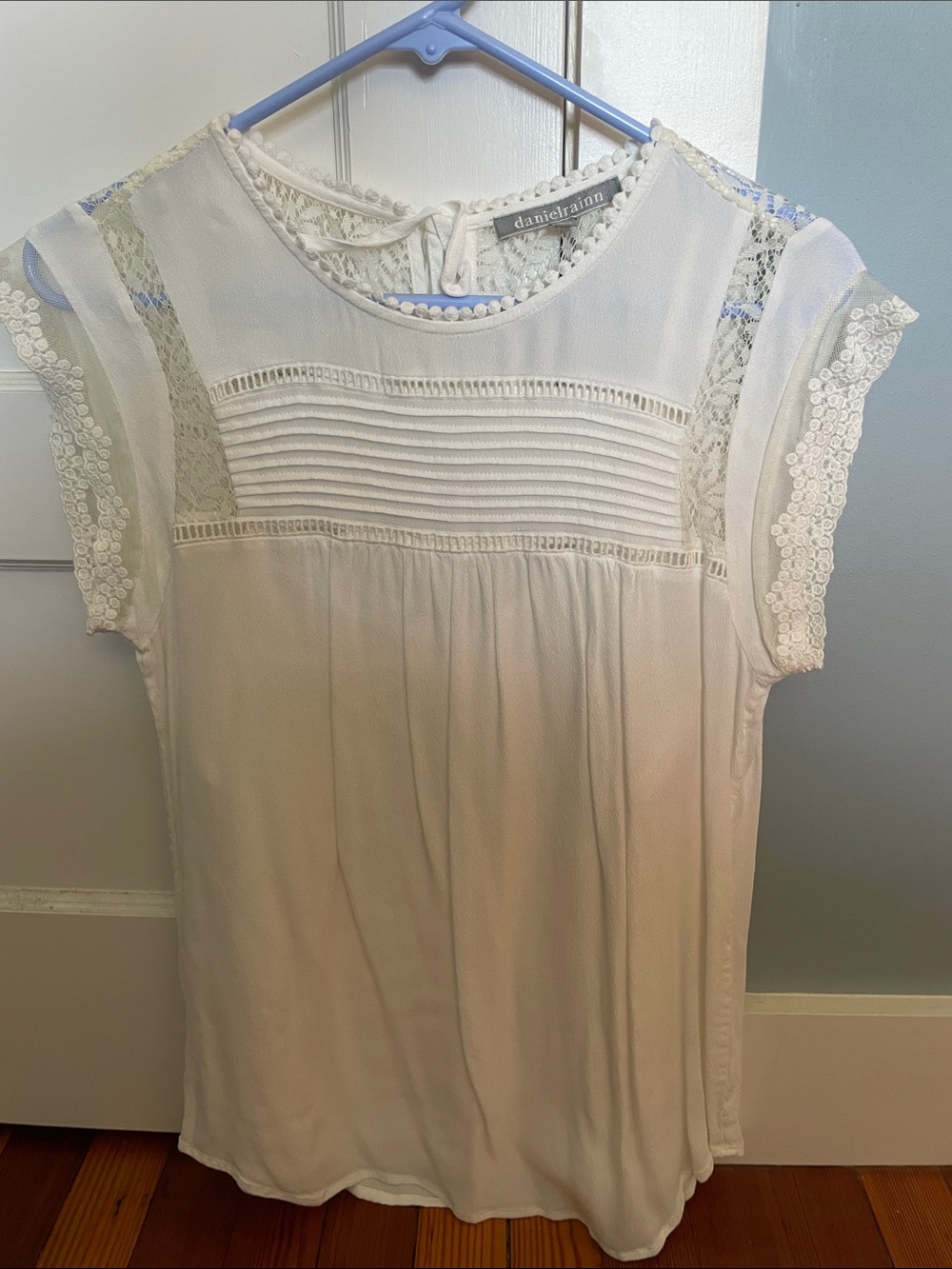 Daniel Rainn White Pintuck Lace Flutter Sleeve Blouse